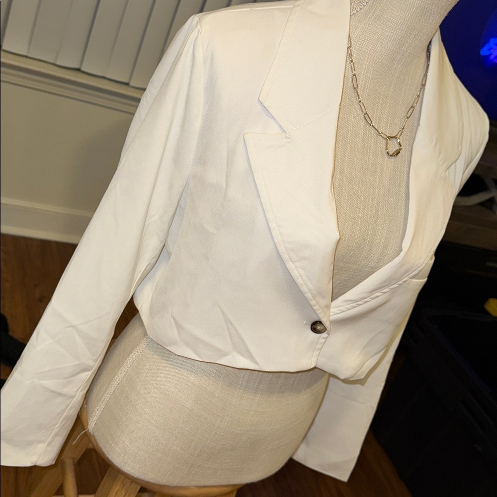 🏰🆕🤍SHE + SKY: WHITE Cropped Blazer SMALL MEDIUM - Picture 9 of 10
